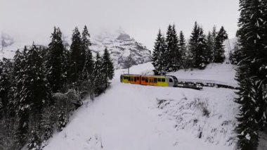 Bulutlu Kış Günü Grutschalp 'tan Murren ve Dağları' na giden tren. İsviçre Alpleri. İsviçre. Hava görüntüsü. İleri ve Yukarı Gidiyor