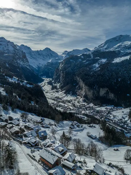 Güneşli kış gününde Lauterbrunnen Vadisi ve Karlı Dağlar. İsviçre Alpleri. İsviçre. Hava görüntüsü. Wengen 'den Görünüm