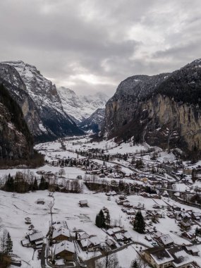 Bulutlu Kış Günü 'nde Lauterbrunnen Vadisi ve Karlı Dağlar. İsviçre Alpleri. İsviçre. Hava Görünümü