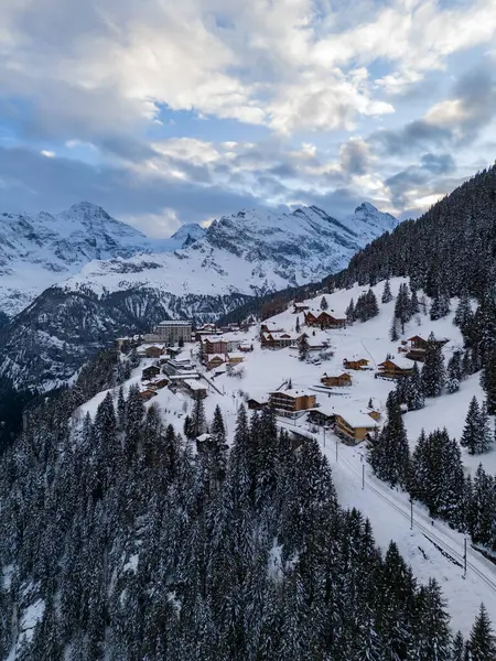 Kış akşamında Murren Kasabası ve Dağları. İsviçre Alpleri. İsviçre. Hava Görünümü