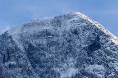 Eiger Dağı kışın kuzey yüzüne yakın çekim yapar. İsviçre Alpleri. İsviçre
