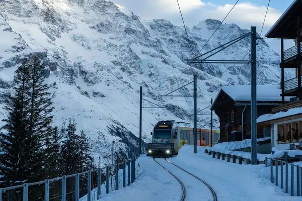 Kış akşamında Murren ve Dağlarda Tren. İsviçre Alpleri. İsviçre