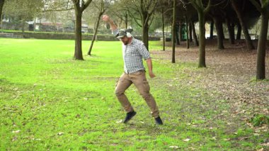 Orta yaşlı amatör dansçı adam dans ediyor. Hızlı Enerji Hareketleri. Tam Vuruş