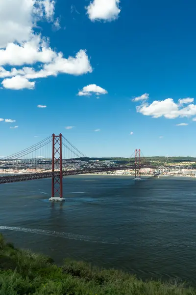 25 Nisan Köprüsü. Ponte 25 de Abril Askı Köprüsü ve Lisbon Skyline. Mavi Gök ve Kümülüs Pofuduk Bulutları. Portekiz