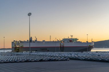 RORO Gemisi ve Yeni Arabalar Akşam Alacakaranlığı 'nda Port' taki Büyük Otoparka Dağıtıma Hazır. İhracat ve ithalat için Liman Araba Deposu. Otomobil Endüstrisi. Setubal, Portekiz