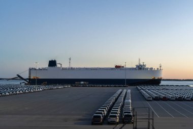 Ro-Ro Gemisi ve Yeni Arabalar Akşam Alacakaranlığı 'nda Port' ta dağıtıma hazır. İhracat ve ithalat için Liman Araba Deposu. Otomobil Endüstrisi. Setubal, Portekiz