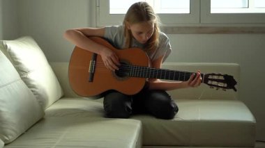 Gitar çalan 13 yaşında genç bir kız..