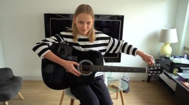 Gitar çalan 13 yaşında genç bir kız..