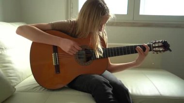 Gitar çalan 13 yaşında genç bir kız..