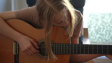 Gitar çalan 13 yaşında genç bir kız..