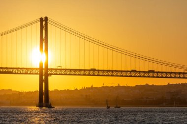 25 Nisan Askı Köprüsü ve Tagus Nehri, Sunset 'te. Lizbon, Portekiz. Altın Saat