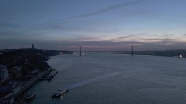 Lizbon 'da elektrik kesintisi. Dark City, 25 Nisan Askı Köprüsü, Cristo Rei Anıtı ve Tagus Nehri, Akşam Alacakaranlığı. Portekiz. 2025 İber Yarımadası Kesintisi. Hava Görünümü