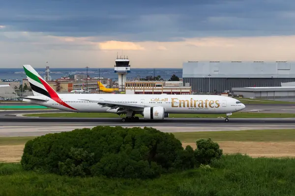 LISBON, PORTUGAL - 1 Mayıs 2025: Emirates Uçak Boeing 777-300ER Havaalanında Taksicilik.