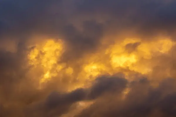 Günbatımında Fırtınalı Kara Bulutlar ile Gökyüzü. Soyut Doku Arkaplan Deseni.