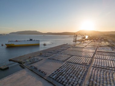 Ro-Ro Kargo Gemisi Römorkör ve Yeni Otomobiller Sıraları Port 'taki Sunset Full Park Sahasında Dağıtıma Hazır. Otomotiv endüstrisi. Setubal, Portekiz. Hava Görünümü