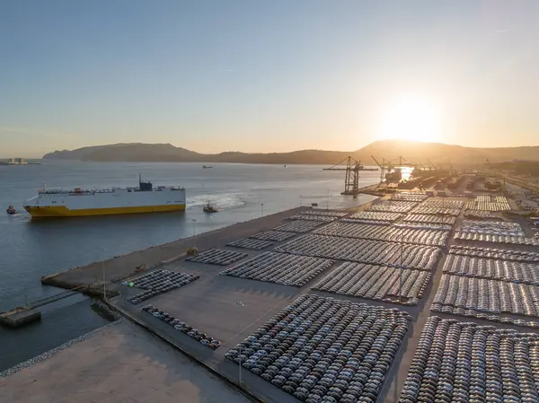 Ro-Ro Kargo Gemisi Römorkör ve Yeni Otomobiller Sıraları Port 'taki Sunset Full Park Sahasında Dağıtıma Hazır. Otomotiv endüstrisi. Setubal, Portekiz. Hava Görünümü