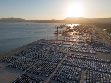 Port Ready 'deki Sunset' te Büyük Otoparktaki Yeni Arabalar Dağıtıma Hazır. Araba Deposu, Otomotiv Endüstrisi. Setubal, Portekiz. Hava Görünümü