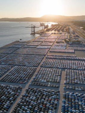 Port Ready 'deki Sunset' te Büyük Otoparktaki Yeni Arabalar Dağıtıma Hazır. İhracat ve Dağıtım için Liman Araba Deposu. Setubal, Portekiz. Hava Görünümü