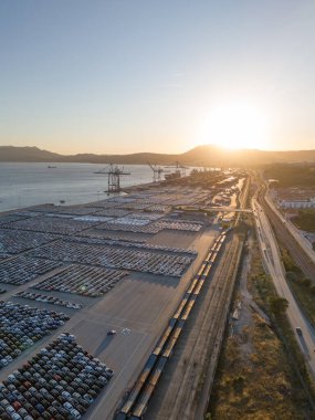 Port Ready 'deki Sunset' te Büyük Otoparktaki Yeni Arabalar Dağıtıma Hazır. Araba Deposu, Otomotiv Endüstrisi. Okyanus ve Dağlar. Setubal, Portekiz. Hava Görünümü