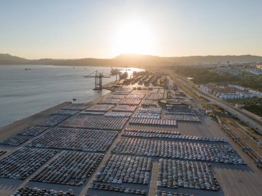 Port Ready 'deki Sunset' te Büyük Otoparktaki Yeni Arabalar Dağıtıma Hazır. İhracat ve Dağıtım için Liman Araba Deposu. Setubal, Portekiz. Hava Görünümü