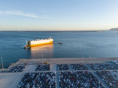 Ro-Ro Kargo Gemisi Römorkör ve Yeni Araba Sıraları Port 'taki Sunset Full Park Sahasında Dağıtıma Hazır. Otomotiv endüstrisi. Setubal, Portekiz. Hava Görünümü