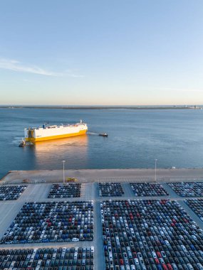 Ro-Ro Kargo Gemisi Römorkör ve Yeni Arabalar Port 'taki Sunset Full Park Parkı' nda dağıtıma hazır. Otomotiv endüstrisi. Atlantik Okyanusu. Setubal, Portekiz. Hava Görünümü