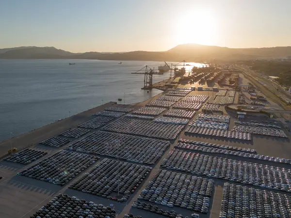 Port Ready 'deki Sunset' te Büyük Otoparktaki Yeni Arabalar Dağıtıma Hazır. Araba Deposu, Otomotiv Endüstrisi. Setubal, Portekiz. Hava Görünümü