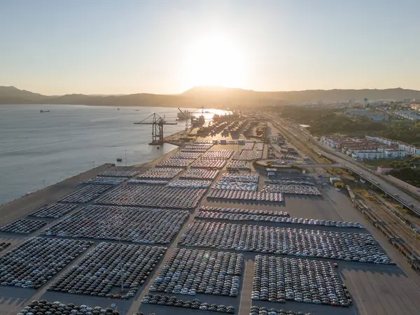 Port Ready 'deki Sunset' te Büyük Otoparktaki Yeni Arabalar Dağıtıma Hazır. İhracat ve Dağıtım için Liman Araba Deposu. Setubal, Portekiz. Hava Görünümü