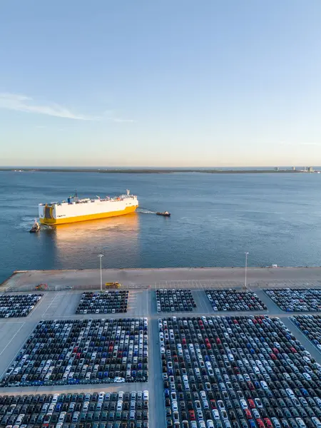 Ro-Ro Kargo Gemisi Römorkör ve Yeni Arabalar Port 'taki Sunset Full Park Parkı' nda dağıtıma hazır. Otomotiv endüstrisi. Atlantik Okyanusu. Setubal, Portekiz. Hava Görünümü