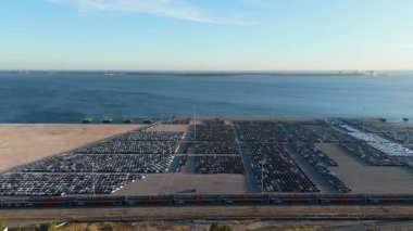 Port 'taki geniş otoparkta yeni arabalar dağıtıma hazır. Otomotiv endüstrisi. Setubal, Portekiz. Hava görüntüsü. İleriye Taşınma