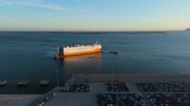 Ro-Ro Kargo Gemisi. Römorkörlü Römorkör Römorkörler ve Yeni Otomobiller, Sunset, Port 'ta Dağıtıma Hazır. Otomotiv endüstrisi. Setubal, Portekiz. Hava görüntüsü. Geriye Taşıma