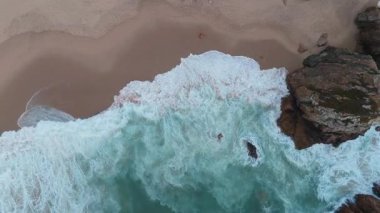 Ursa Beach, Sea Stacks, Cliffs ve Akşamları Atlantik Okyanusu Dalgaları. Portekiz. Yukarıdan Aşağı Havadan Görünüm