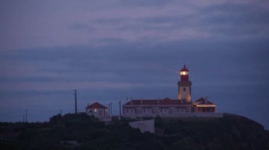 Gece Cabo da Roca 'da fener ışını. Portekiz.
