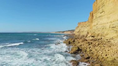 Kayalıklar ve Atlantik Okyanusu, güneşli bir günde Portekiz. Hava görüntüsü. Düşük Seviyede İlerleme