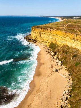 Foz Beach ve Cliffs Sunny Day 'de. Atlantik Okyanusu, Portekiz. Hava Görünümü