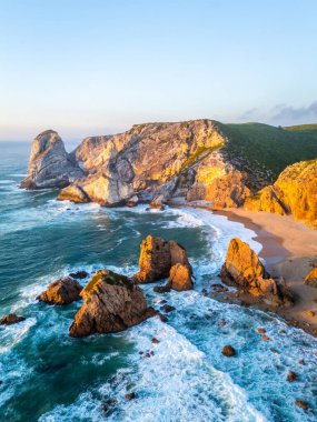Ursa Beach, Sea Stacks, Cliffs ve Atlantic Ocean Waves at Fiery Sunset. Portekiz. Altın Saat. Hava Aracı Görüntüsü