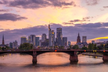 Sunset ve Main River 'daki Frankfurt Şehri. Floserbrucke Köprüsü 'nden görüntü. Hesse, Almanya