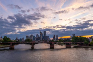 Frankfurt City, Ignatz Bubis Köprüsü ve Main River 'ı yaz günbatımında aydınlattı. Hesse, Almanya