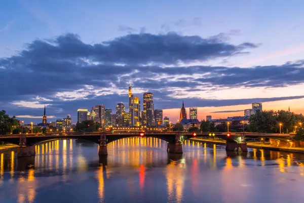 Frankfurt Şehri, Ignatz Bubis Köprüsü ve Akşam Alacakaranlığı 'nda ana nehir aydınlandı. Hesse, Almanya
