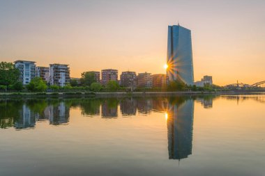 FRANKFURT, GERMANY - 11 Haziran 2025: Frankfurt ve Sunrise 'daki Avrupa Merkez Bankası Genel Merkezi Binası. Suyun yansıması. Hesse, Almanya