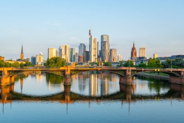 Frankfurt Şehri, Ignatz Bubis Köprüsü ve Sunrise 'daki ana nehir. Hesse, Almanya