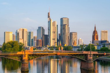 Frankfurt Şehri 'nin gökdelenleri ve Sunrise' ın ana nehri. Floserbrucke Köprüsü 'nden görüntü. Hesse, Almanya