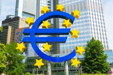 FRANKFURT, GERMANY - 11 Haziran 2025: Sunny Day 'de Frankfurt am Main' de Mavi Euro İşareti Heykeli ve Eurotower. Hesse, Almanya