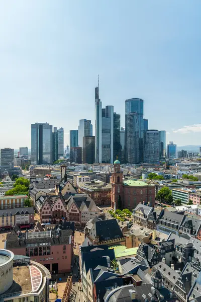 Frankfurt City Downtown ve Altstadt Old Town Sunny Day 'de. Hesse, Almanya. Frankfurt Katedrali 'nden Görünüm 