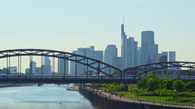 Frankfurt Şehir Merkezi, Deutschherrnbrucke Köprüsü 'ndeki Yolcu Treni, Hafenpark ve Main River, Güneşli Gün. Almanya
