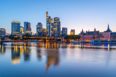 Akşam Alacakaranlığı ve Ana Nehir Yansıması 'nda Frankfurt Şehri' ni aydınlattı. Mavi Saat. Hesse, Almanya