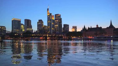 Akşam Alacakaranlığı ve Ana Nehir Yansıması 'nda Frankfurt Şehri' ni aydınlattı. Mavi Saat. Hesse, Almanya