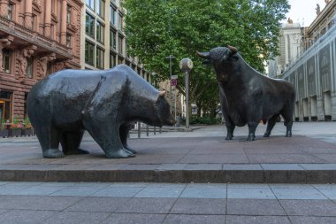 FRANKFURT, ALMANY - 12 Haziran 2025: Bear and Bull Heykeli, Frankfurt Borsası yakınlarında yaz sabahı. Hesse, Almanya