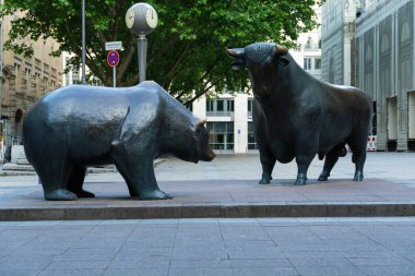 FRANKFURT, ALMANY - 12 Haziran 2025: Bear and Bull Heykeli, Frankfurt Borsası yakınlarında yaz sabahı. Hesse, Almanya
