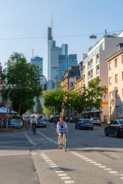 FRANKFURT - 12 Haziran 2025 Frankfurt am Main Downtown, Konut Binaları ve Sokak Bisikletçileri. Hesse, Almanya